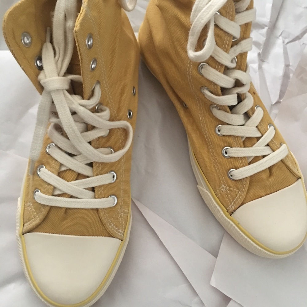 Converse. Unisex size 9 US